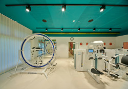 Interiér rehabilitačního centra CRIMED v Poděbradech od designérky Kateřiny Kersey a architektky Lucie Náhlovské