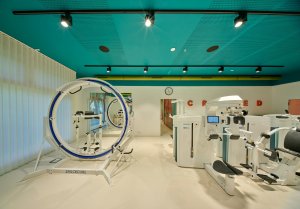 Interiér rehabilitačního centra CRIMED v Poděbradech od designérky Kateřiny Kersey a architektky Lucie Náhlovské