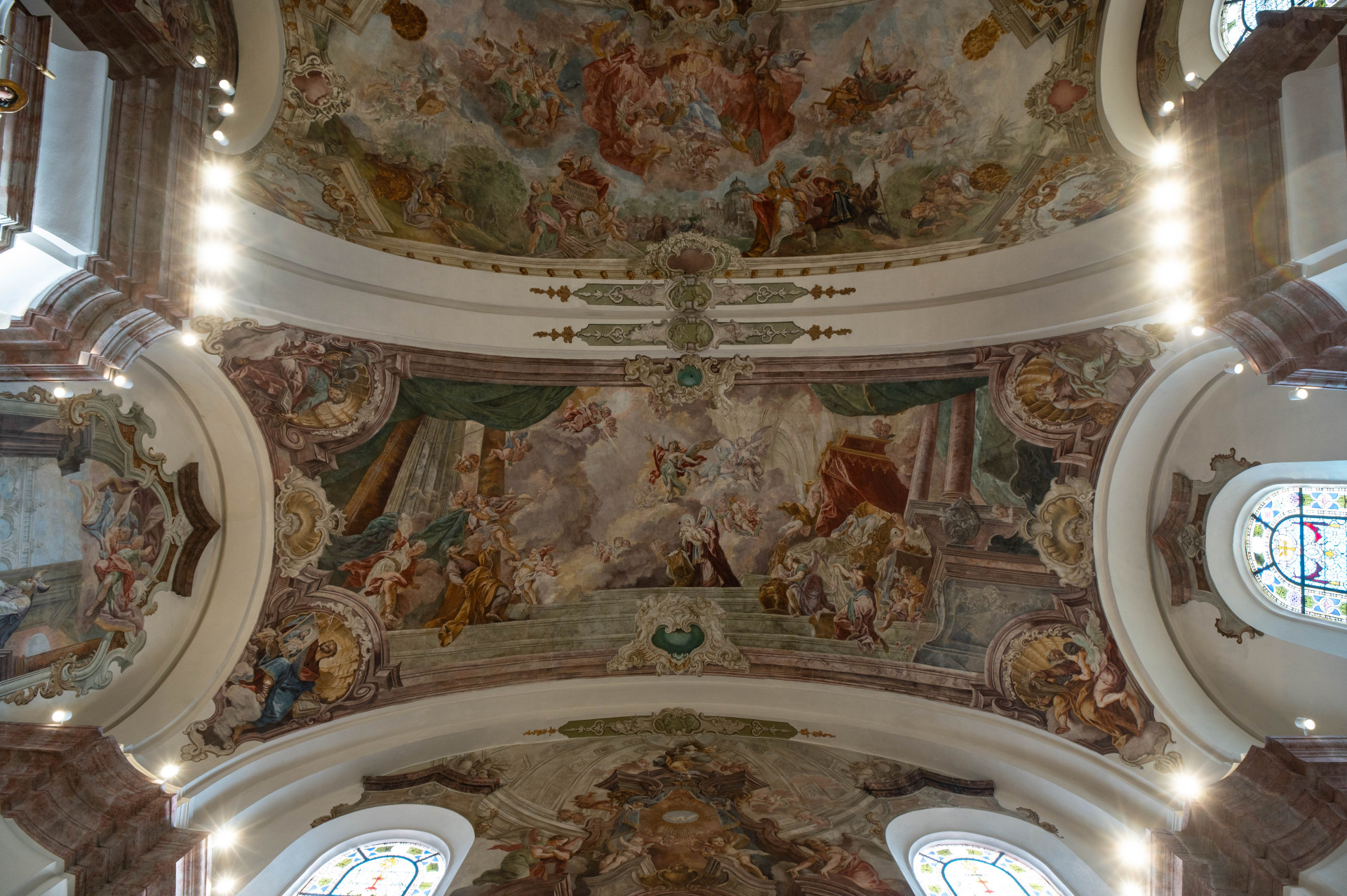 Interiér zrestaurovaného kostela Narození Panny Marie v Domažlicích (Fresky restaurovali Jiří Suchan a David Hrabálek)