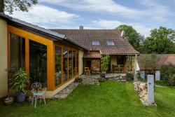 Byt má také několik teras a přímé výstupy do zahrady.