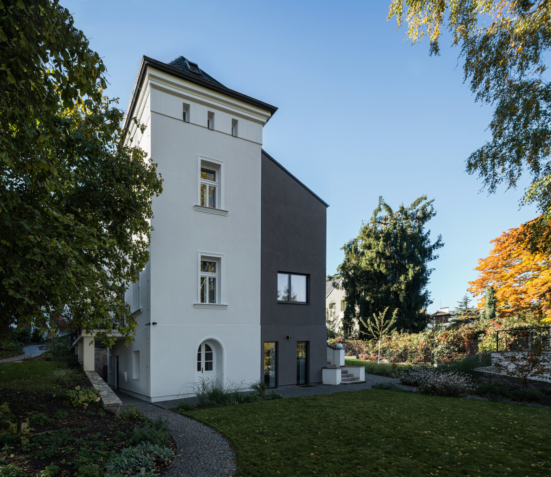 Zrekonstruovaná vila poblíž Prahy od Karnet architekti