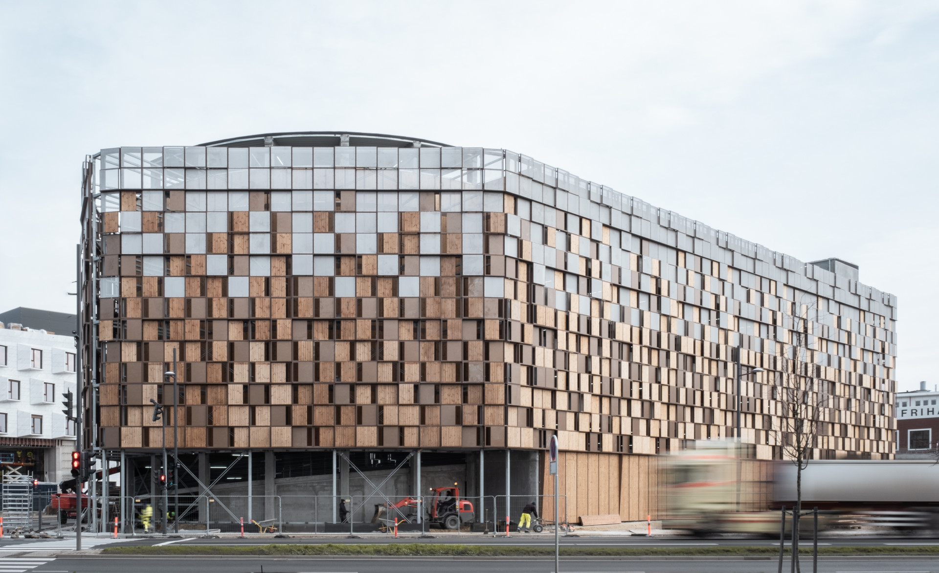 Fasáda má připomínat hromadu dřeva tak, jak ji můžeme vidět třeba na pile. Umožňuje navíc prosvětlit interiéry. „Osvětlení pro nás bylo prvořadé, neboť jsme chtěli podpořit bezpečnost objektu,“ dodávají Vilhelm Lauritzen Architects, kteří dům navrhli.