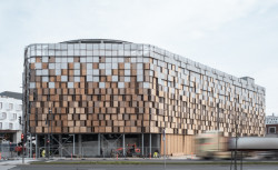 Fasáda má připomínat hromadu dřeva tak, jak ji můžeme vidět třeba na pile. Umožňuje navíc prosvětlit interiéry. „Osvětlení pro nás bylo prvořadé, neboť jsme chtěli podpořit bezpečnost objektu,“ dodávají Vilhelm Lauritzen Architects, kteří dům navrhli.