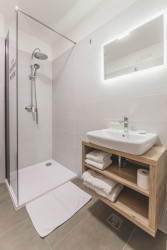 Studio Gebas realizovalo v Peci pod Sněžkou Hotel Zelený potok zahalený do dřeva.