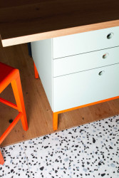 Detail kuchyňské podlahy - původně plánované lité teracco nahradila dlažba.  (Interiér domu v Lysolajích, Amulet architekti)