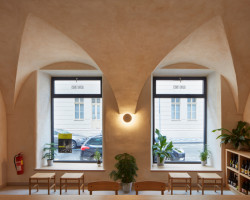 Dovnitř prodejny je vidět přes výklady z ulice. (Alma, 
Neuhäusl Hunal)