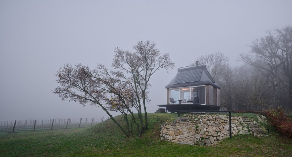 Dům je prosklenný, výhledy daleké. (Domek ve vinici; Ark-Shelter, Archekta)