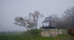 Dům je prosklenný, výhledy daleké. (Domek ve vinici; Ark-Shelter, Archekta)