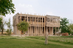 Škola v Pákistánu, ZRS architekten / Eike Roswag-Klinge.