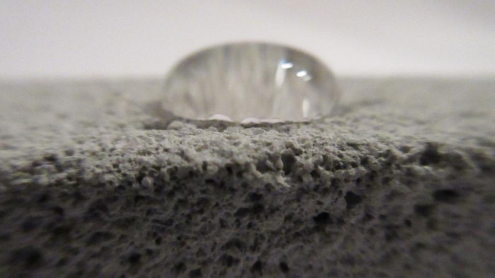 Extrémně voděodolná suchá omítková směs IZONIL od RBL Trade vytváří po aplikaci vodonepropustnou vrstvu, ale zároveň zůstává paropropustná.