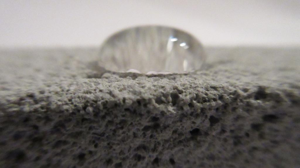 Extrémně voděodolná suchá omítková směs IZONIL od RBL Trade vytváří po aplikaci vodonepropustnou vrstvu, ale zároveň zůstává paropropustná.