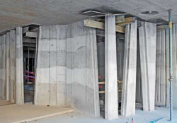 Schodišťová stěna z probarveného betonu (5a) - foto