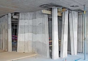 Schodišťová stěna z probarveného betonu (5a) - foto