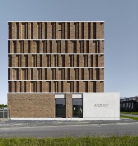 Městský Archiv Delft, Office Winhov, Gottlieb Paludan Architects: Cihlový reliéf na fasádě depozitářů, jehož inspirací a motivem se stala police s knihami