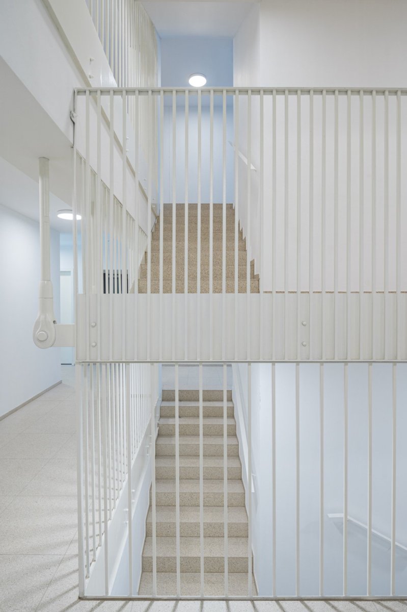 Pohled od interiéru - komunikační šachta (Bytový dům Nové Lauby v Ostravě, ateliér znamení čtyř - architekti)