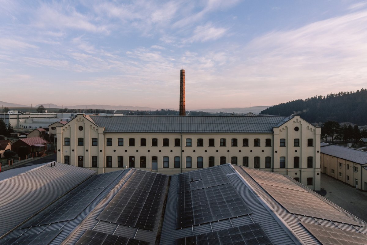 Len tu poprvé zpracovával v 19. století průmyslník Karol Wein. (Rekonstrukce přádelny v Kežmarku; BEEF Architekti)