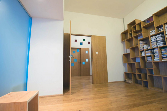 Pohľad na priestor knižnice smerom do predsiene priestoru,