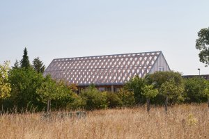 Víkendový dům "Das Glashaus" v Německu, Sigurd Larsen: Výrazným prvkem domu je sedlová skleněná střecha.