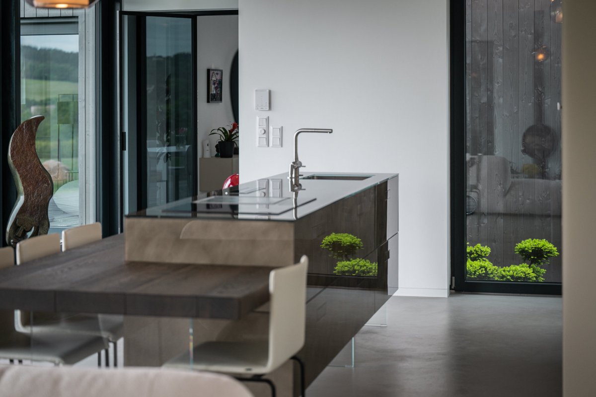 Rodinná firma VESPER HOMES realizovala  rodinný dům u Liberce, který se halí do modřínového dřeva.