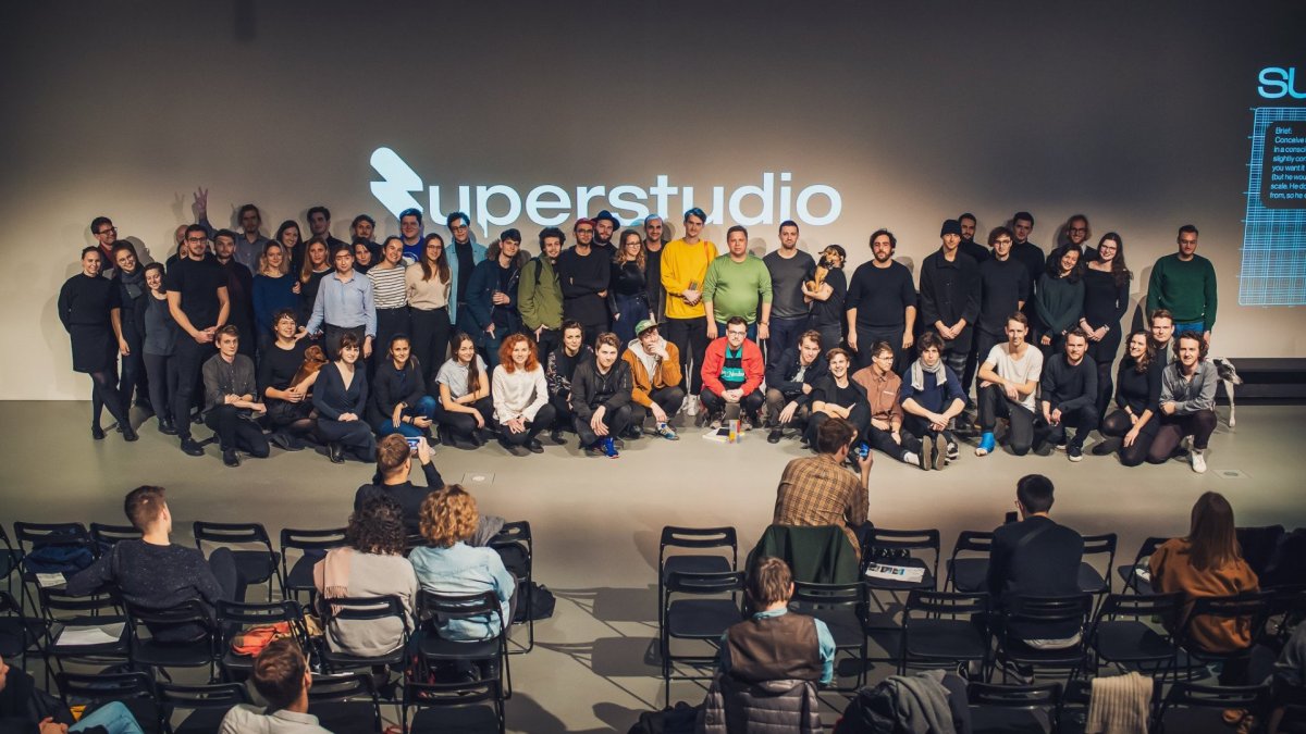 Loňské finále Superstudia hostil vyprodaný CAMP, na fotce všichni účastníci finále, uprostřed porotce Pavel Nasadil a zakladatelé ateliéru fala
