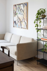 Pohled do hlavního obytného prostoru (Interiér bytu Karlín; PANIKHORN)