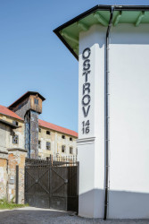 Vrátila se také „průmyslová zelená“, je vidět na dřevěném podbití přesahů střechy. (Komunitní centrum ve Strakonicích, Ateliér VAS)