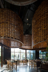 Válce jsou kotveny a zavěšeny na železobetonové desce horního patra... (Restaurace Pizza 4P’s v Hanoji od česko – vietnamského studia ODDO)