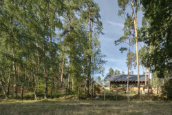 Chata stojí přímo na břehu jezera...