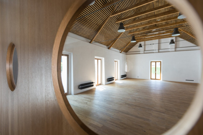 Rekonstrukce hospody se sálem v Máslovicích od bod architekti