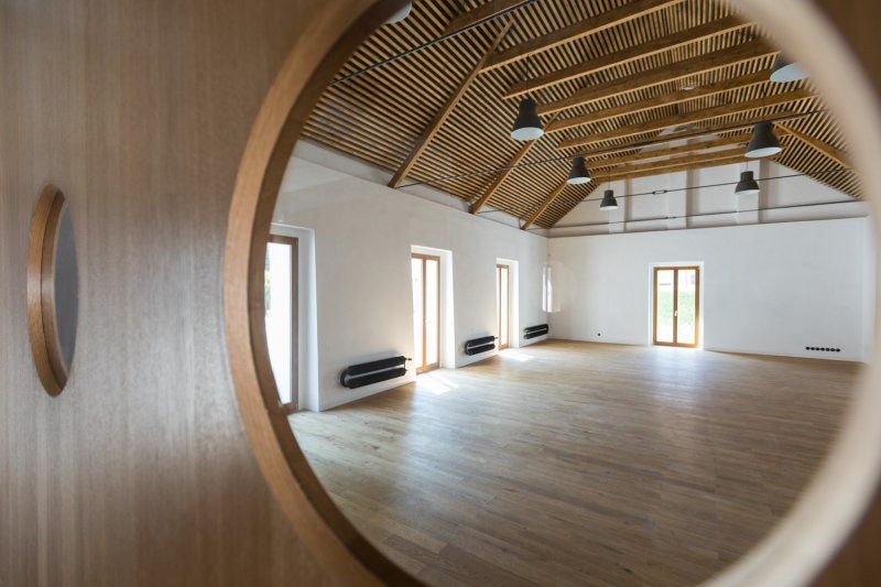 Rekonstrukce hospody se sálem v Máslovicích od bod architekti