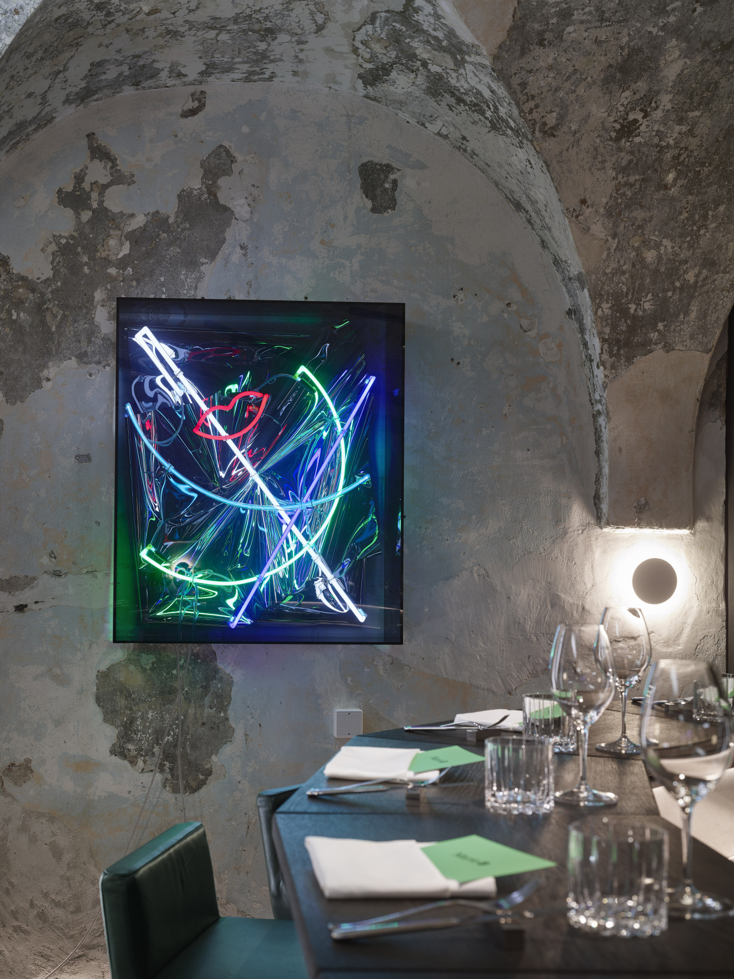 Restaurace Marie B, Olgoj Chorchoj: Interiér zdobí dvě díla berlínského umělce Anselma Reyleho