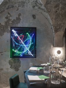 Restaurace Marie B, Olgoj Chorchoj: Interiér zdobí dvě díla berlínského umělce Anselma Reyleho