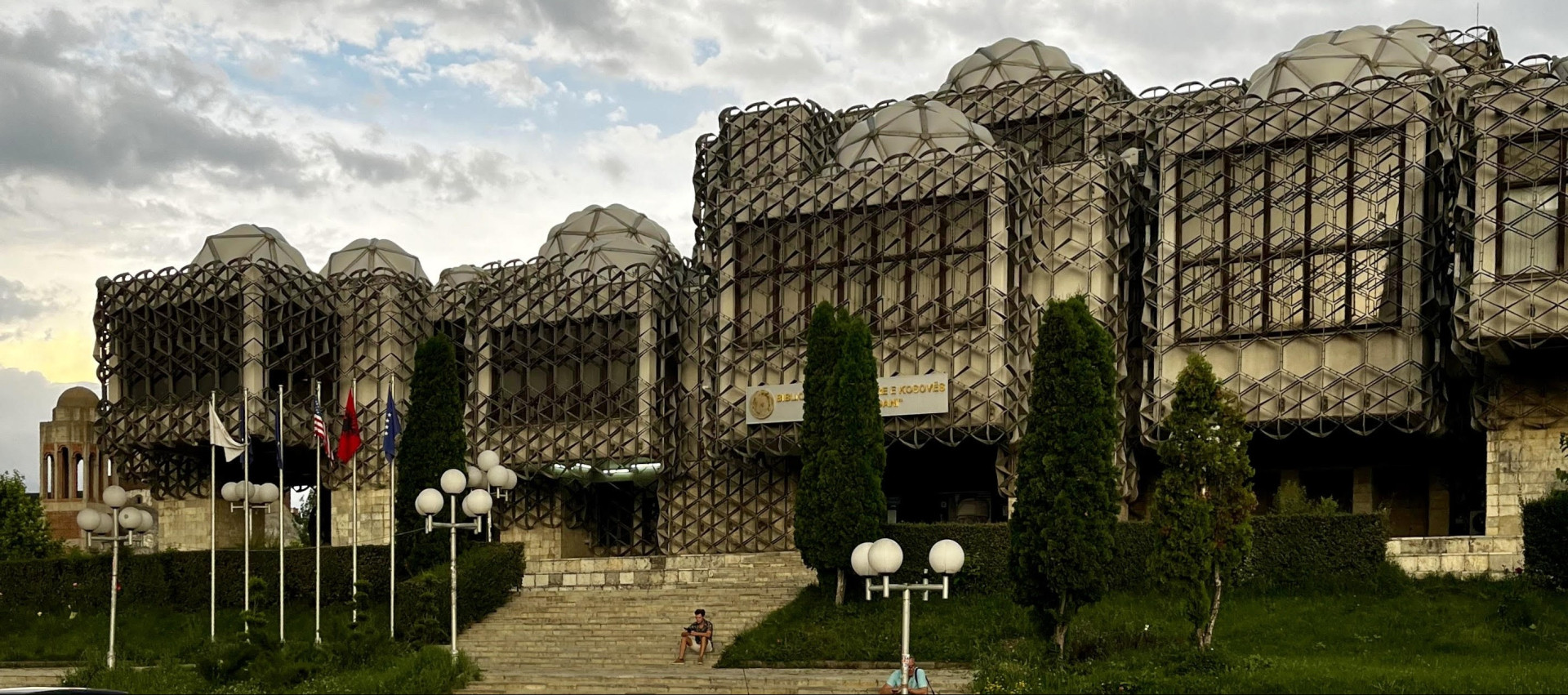 Balkán potkává japonský metabolismus. Národní knihovna v Prištině v Kosovu.