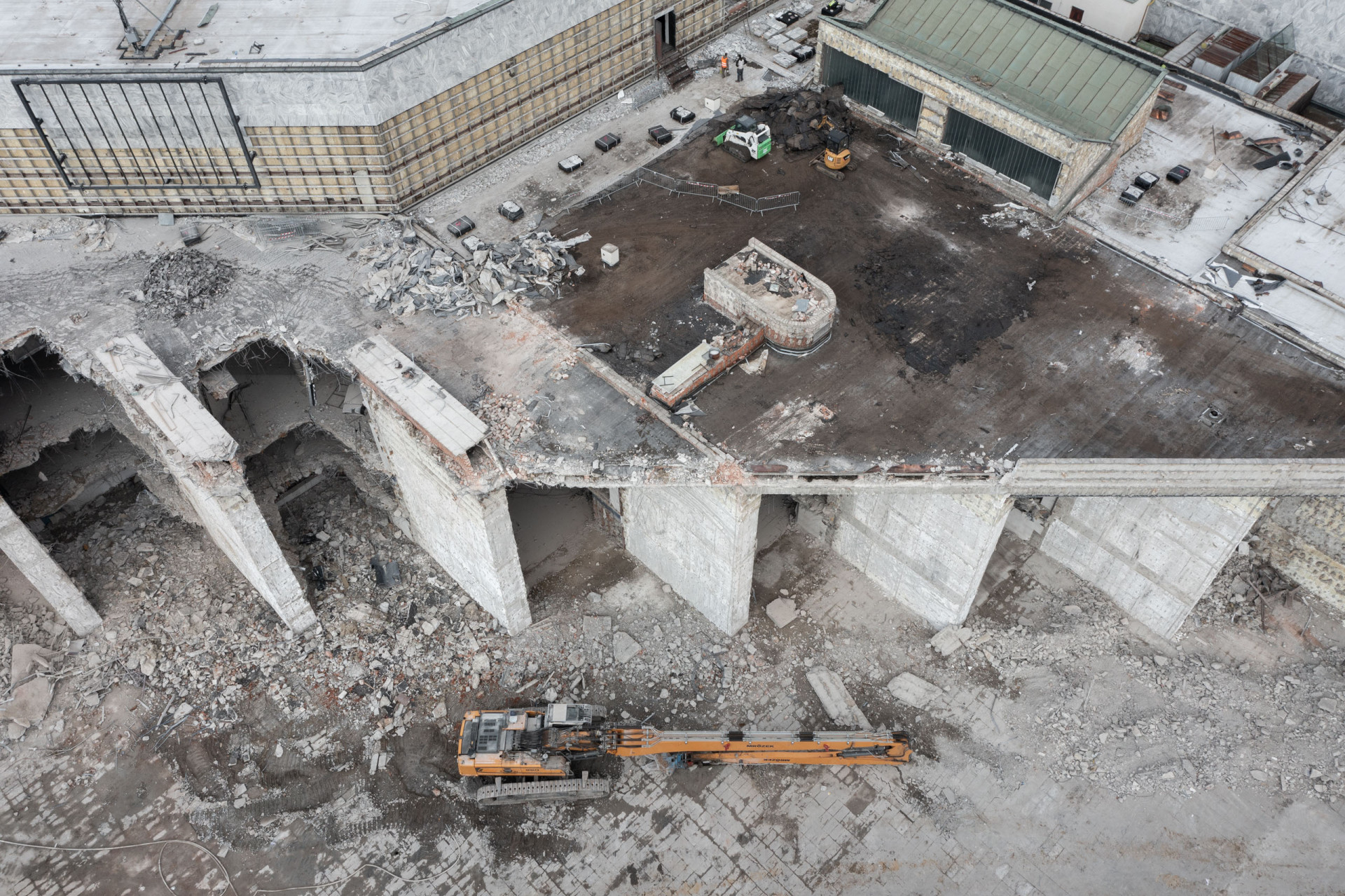 O demolici rozsáhlého komplexu se spekulovalo několik posledních let. Navzdory tlaku odborníků i široké veřejnosti, jehož stvrzením byla mimo jiné petice s takřka 11 000 podpisy, se jej však nepodařilo prohlásit kulturní památkou.