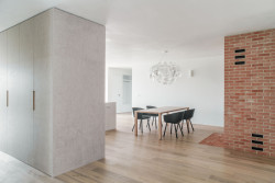 Společné prostory zahrnují jídelnu, kuchyni, obývací pokoj... (Nástavba se zahradou v Praze-Dejvicích, Nácházel architekti)