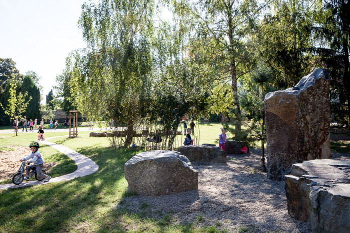 Zahrada základní a mateřské školy v Kolodějích, Skupina