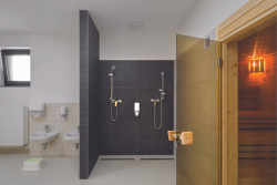 Mateřská škola Doubek v Pardubicích, Med Pavlík architekti: Každá z heren má svou koupelnu a šatnu