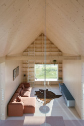 Pohled do obytného prostoru z herny v krovu (Víkendový dům nad přehradou, NOIZ architekti)