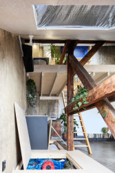 Hodně se pracovalo se dřevem - na fotografii podlaha z březové překližky, pod kterou jsou úložné prostory.  (Rekonstrukce podkroví, totalbrutal a svobodová blaha)