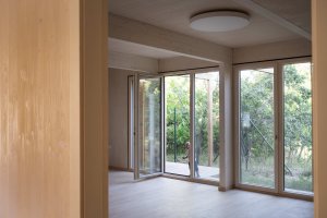 V malé vesnici na západě Slovensko stojí nově zrealizovaný dvojdům pro zdravotně a mentálně znevýhodněné navržený architekty z ateliéru A33