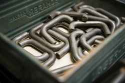 Výroba klik z masivní mosazi.