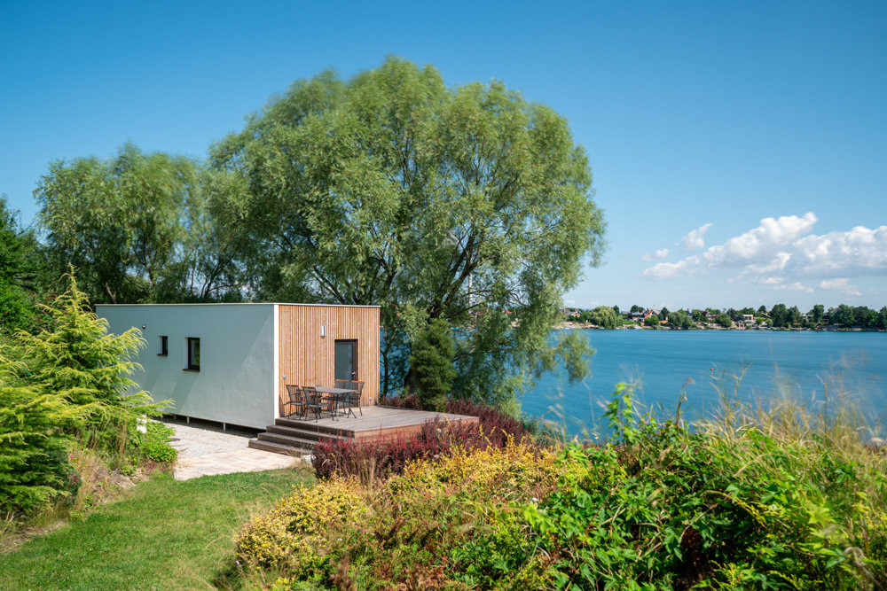 Dům u vody, jednopatrová modulární dřevostavba od Eko Modular
