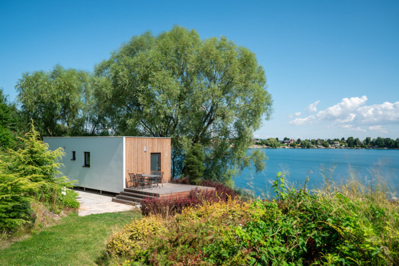Dům u vody, jednopatrová modulární dřevostavba od Eko Modular
