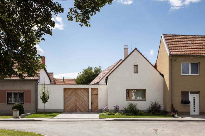 Objekt v Dolních Dubňanech, ačkoliv jde o novostavbu, pokorně přebírá tvar a proporce domku, který zde dříve stával