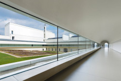 Nynější konvent se skládá ze zrekonstruované historické budovy, ke které se přimyká minimalistická novostavba klášterního kostela. Společně tak uzavírají pro kláštery tradiční čtvercovou dispozici s centrálním dvorem.