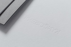 Detail přebalu s ražbou (slepotiskem)