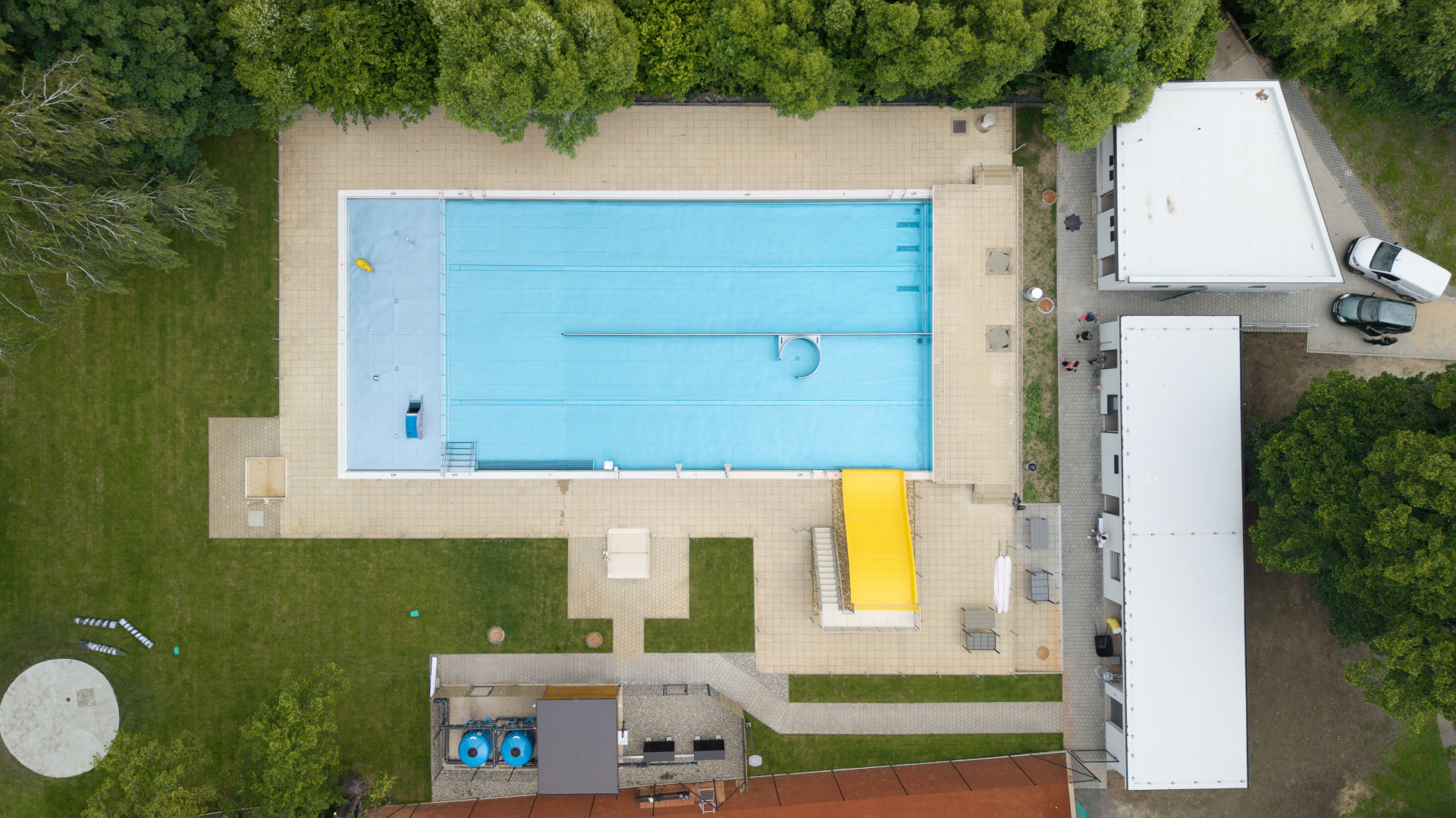 Rekonstrukce zachovala původní dispozici areálu, nově ji však doplnil moderní nerezový bazén s členěním pro sport, relaxaci i dětské vodní aktivity. (Koupaliště ve Vizovicích; Berndorf Bäderbau)