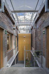 Bývalou továrnu La Comunal v barcelonské čtvrti Sants studio Lacol proměnilo v kulturní a komunitní centrum sdružující různé neziskové organizace a spolky.