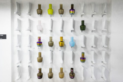 Práce studia Qubus vznikají ve spřízněných dílnách na regionální úrovni, podporují místní tradice, výrobní postupy a materiály.