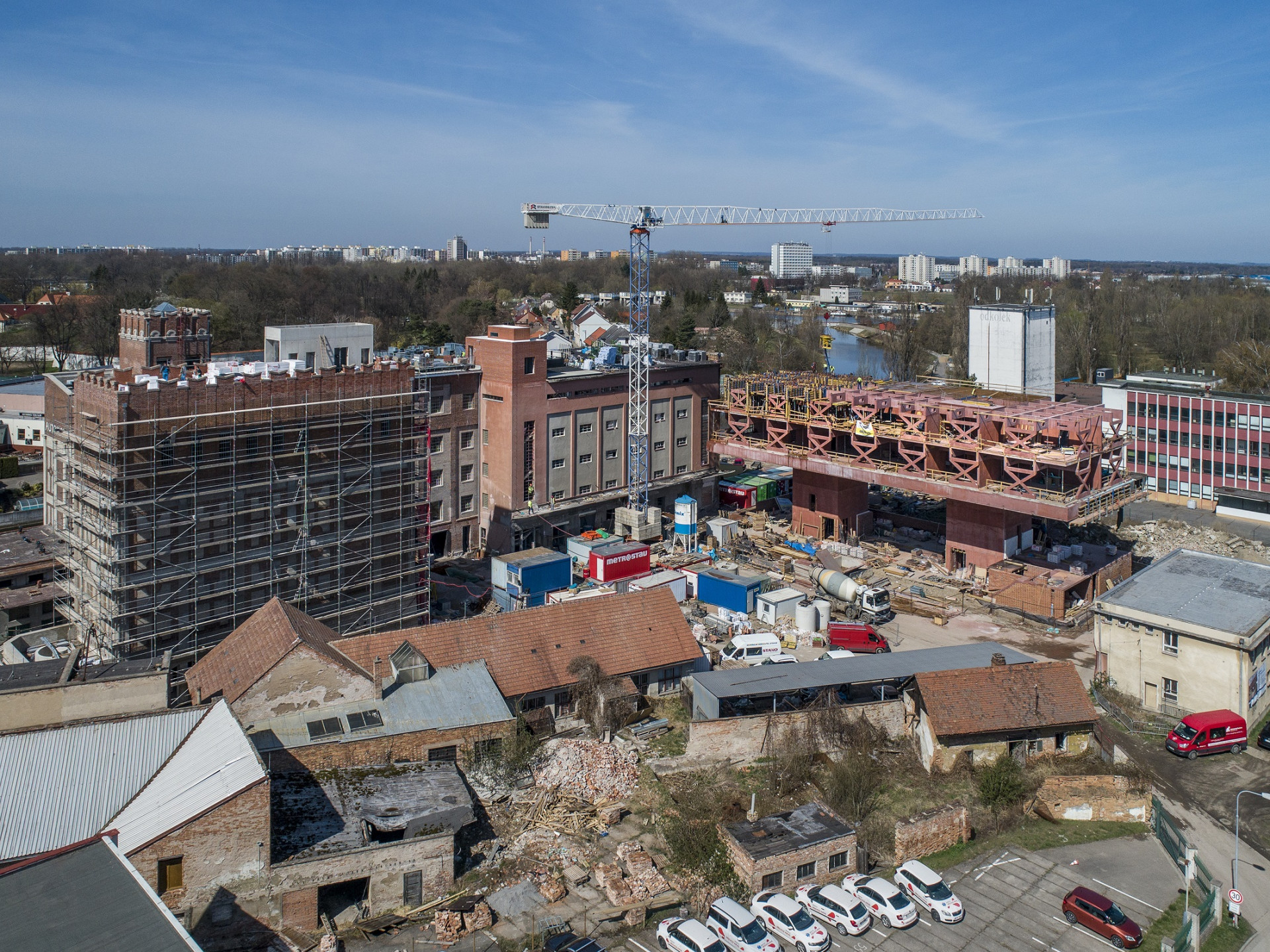 Budova Centrálních polytechnických dílen s Galerií města Pardubic v areálu Winternitzových automatických mlýnů v Pardubicích od ateliéru Šépka architekti